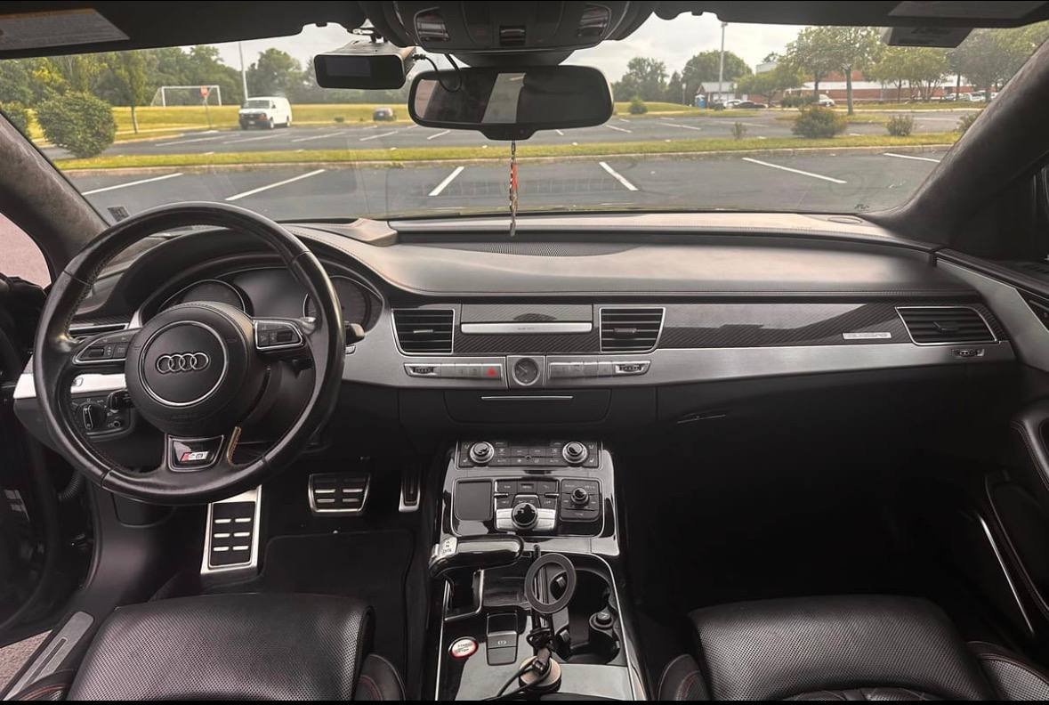 Audi S8 - Image 8